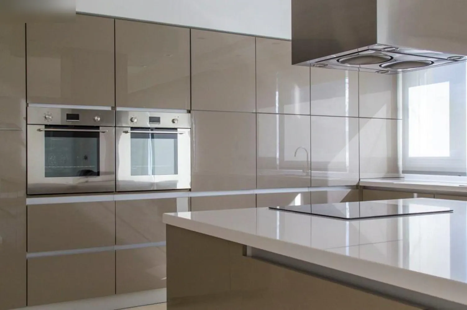 تفاوت کابینت مات و براق؛ بررسی فنی دوام و نحوه نگهداری
